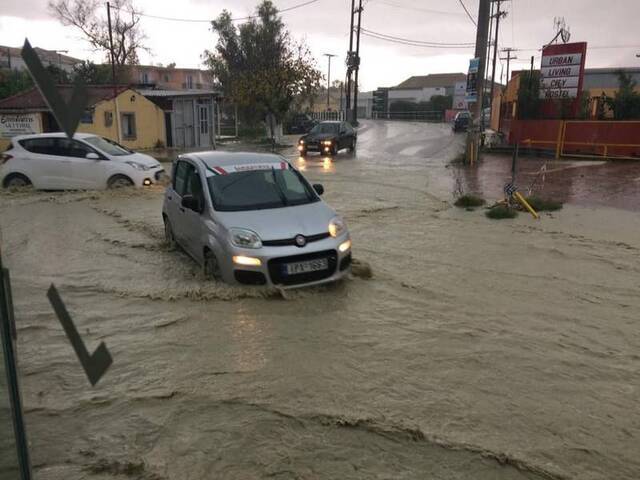 交通中断、房屋积水……希腊扎金索斯岛遭暴雨突袭
