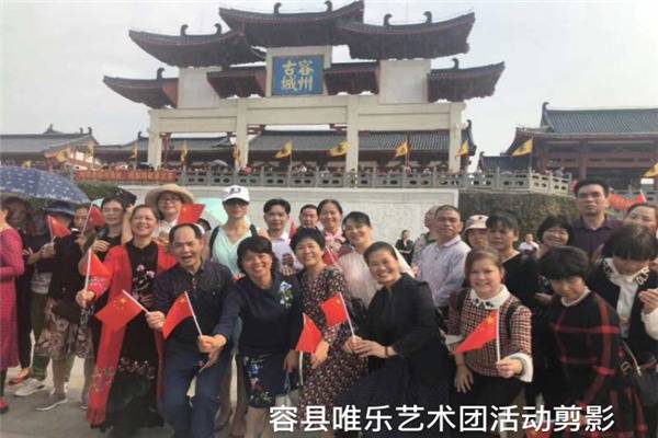 蔡法官（第一排中间花裙子）在容县容州古城参加活动合照