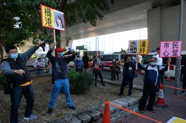 香港市民开香槟庆祝黄之锋等乱港分子被判监禁。图自港媒