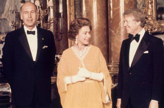 德斯坦（左一）与英国女王伊丽莎白二世（左二）及时任美国总统卡特（右一）