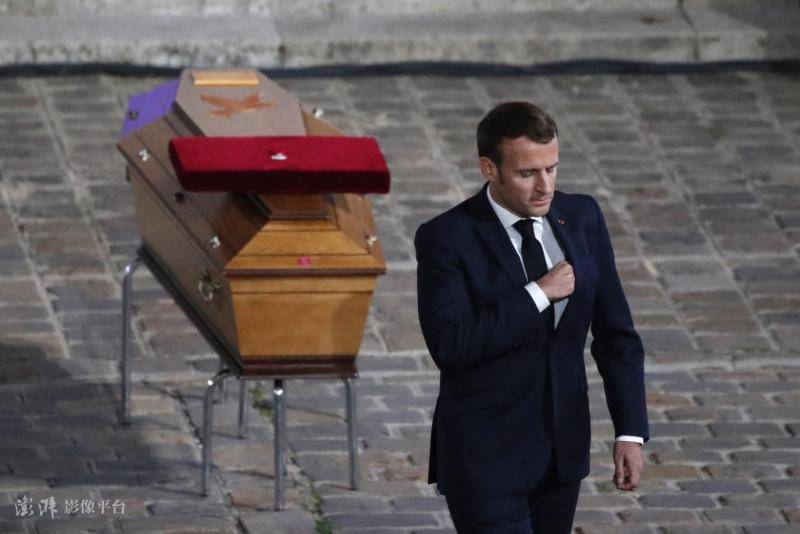 当地时间10月21日，法国为被杀害的历史教师举行官方悼念仪式，马克龙出席仪式并致辞图源：澎湃影像平台