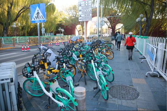 北京交警整治故宫周边共享单车停车秩序 注意附近还有这些区域禁停