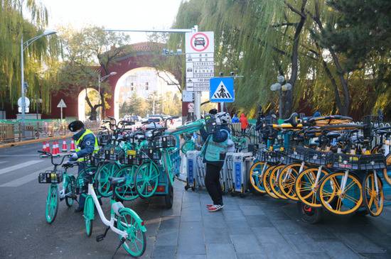 北京交警整治故宫周边共享单车停车秩序 注意附近还有这些区域禁停