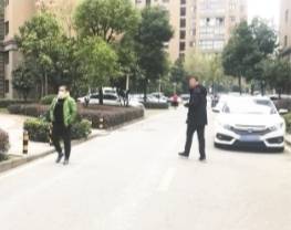 这个小区车辆实行单双号轮流停靠地下车位