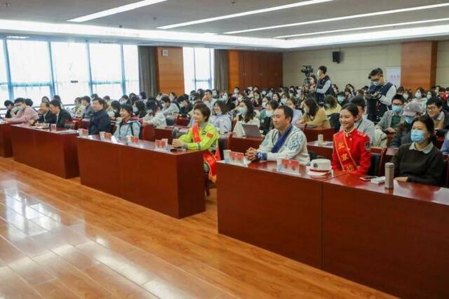 北京榜样优秀群体报告会走进中国传媒大学