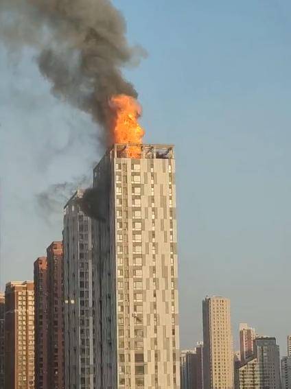 沈阳金地滨河国际小区楼顶燃起大火