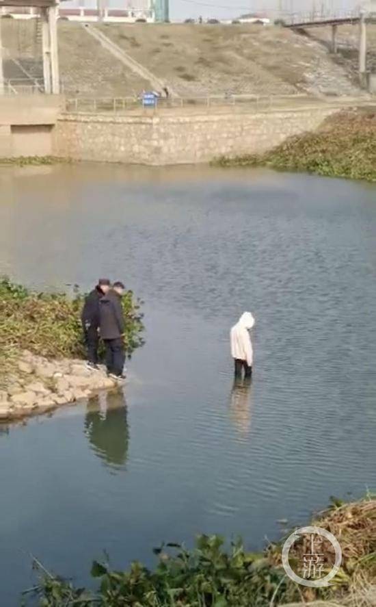 ▲女孩跳水自尽前，出警民警曾试图接近女孩并劝导。图片来源：视频截图。