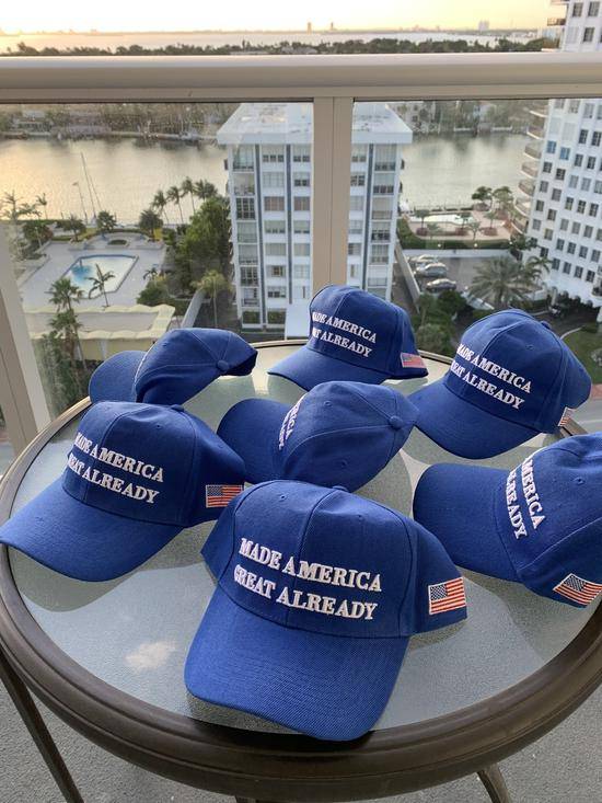 拜登支持者推出MAGA小蓝帽，称“美国已经伟大”