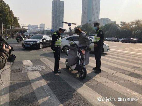 朋友圈流传交警强制拆除电动车挡风被？济南交警回应