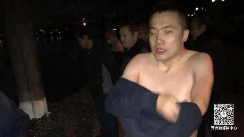 重庆开州一醉酒男子凌晨坠湖，两民警跳进水中奋勇救回