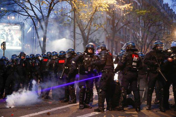 资料图片：12月5日，防暴警察在巴黎街头准备应对抗议活动。（路透社）