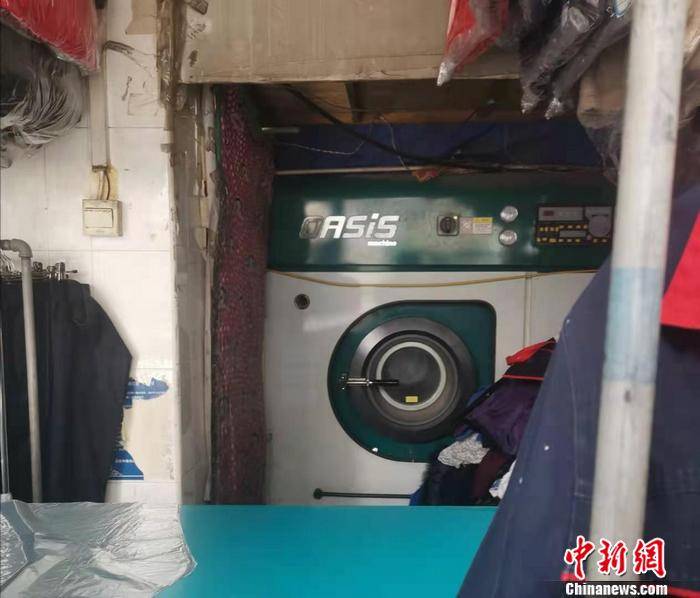 图为北京西城区一家洗衣店里，摆放着干洗机。中新网记者谢艺观摄