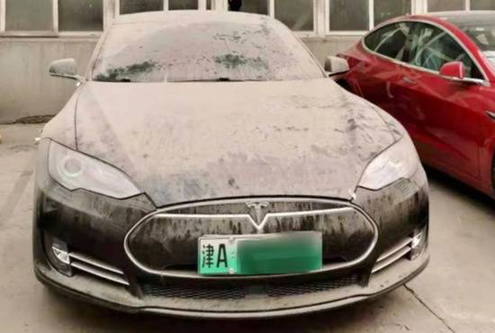 韩潮那辆在天津旺港特斯拉中心地上车库停了1年3个月的Model S，落满了灰受访者供图；2020年9月拍摄