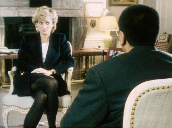 （图说：1995年，戴安娜接受巴希尔的采访。图/CNN）