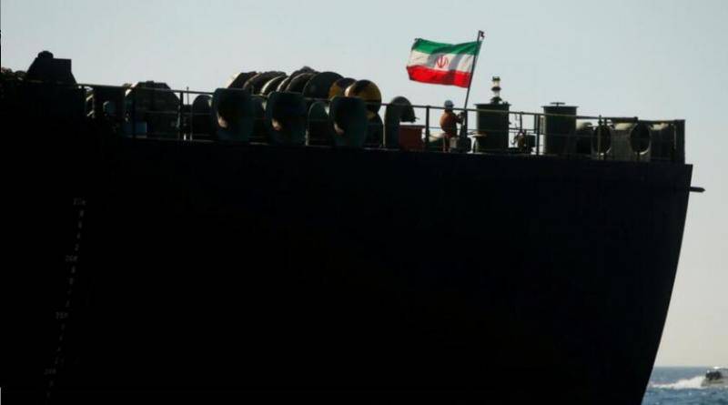 一艘伊朗油轮上的船员举起伊朗国旗