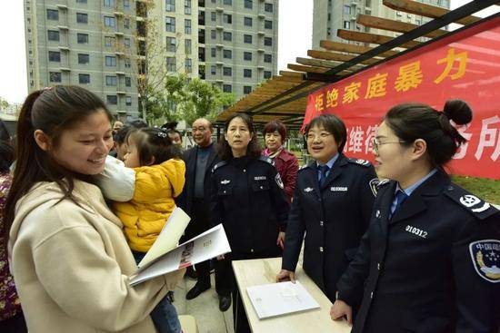 11月19日，安徽省合肥市蜀山区井岗镇司法所工作人员在向居民宣传反家暴法（图片来源：视觉中国）