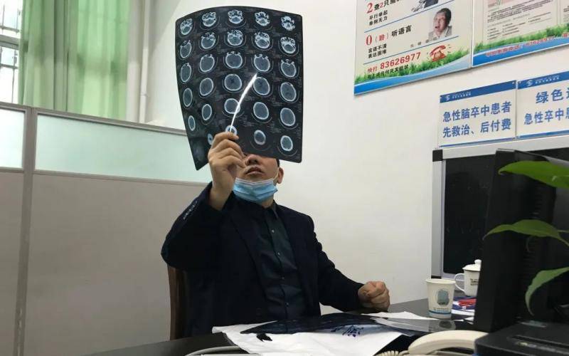 11月27日，贝玉章在诊室查看患者的CT片。新京报记者张惠兰摄