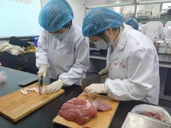 浙大学生上课做腊肠！老师：正好过年带回家