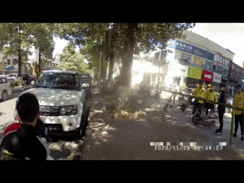 惊险！东莞街头“熊孩子”飙车技，开的还是玩具卡丁车…