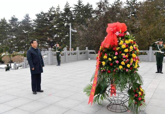 任振鹤在庆阳市调研并向南梁革命烈士纪念碑敬献花篮