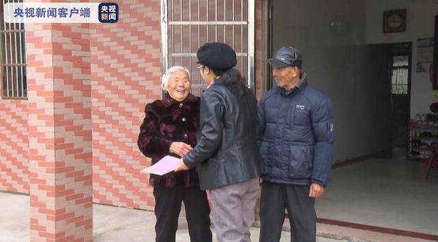 84岁老奶奶不顾自身安危 跳入冰冷河水中救下3岁孩子