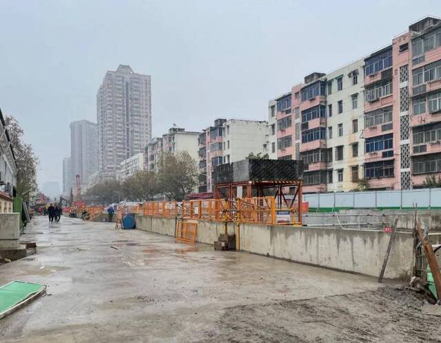 南京地铁7号线福建路站地面局部坍塌！已进行混凝土回填！