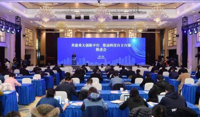 12月8日上午，南京市与南京大学、东南大学、重庆大学共同举行共建重大创新平台、推动科技自立自强推进会。南报融媒体记者崔晓摄