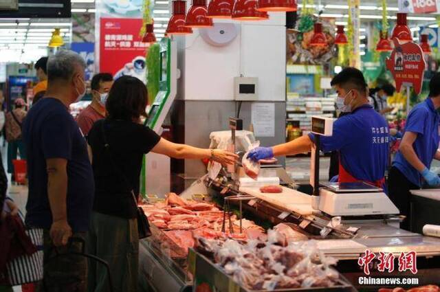 资料图：北京市朝阳区一家京客隆超市内，市民选购猪肉。中新社记者蒋启明摄