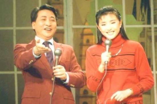 ·杨澜（右）和姜昆一起主持当时央视的王牌综艺节目《正大综艺》。