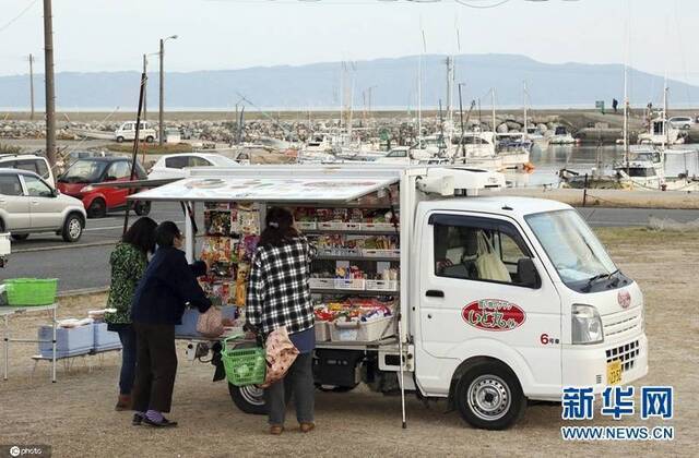 当地时间12月7日，日本福冈，民众在“移动超市”购买食品。（图片来源：东方IC）