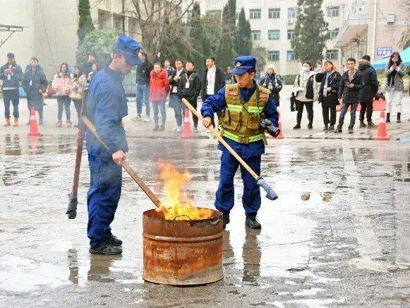 消防演练进校园，共筑安全防火墙！