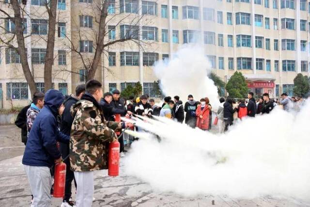 消防演练进校园，共筑安全防火墙！