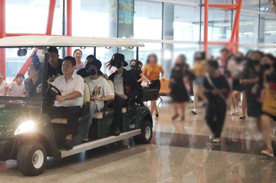 粉丝在机场围堵《偶像练习生》的选手/视觉中国