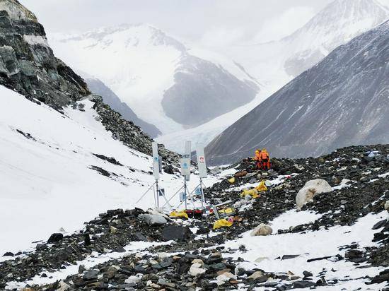 这是架设在海拔6500米珠峰前进营地附近的5G基站（4月19日摄）。新华社发（中国移动供图）