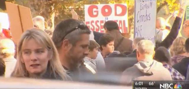 教会支持者聚集在法院外，视频截图