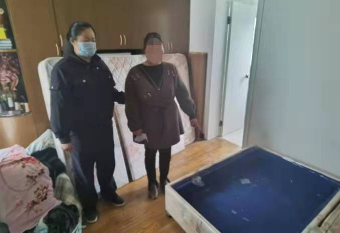 嫌疑人俞某指认盗窃婆婆财物的具体位置。崇明公安图