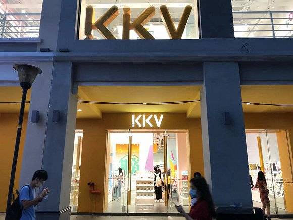 北京路上的WOW COLOUR国货彩妆集合店、KKV生活馆旗舰店，它们都是近年来比较吸引年轻人的品牌。（图片拍摄：吴容）