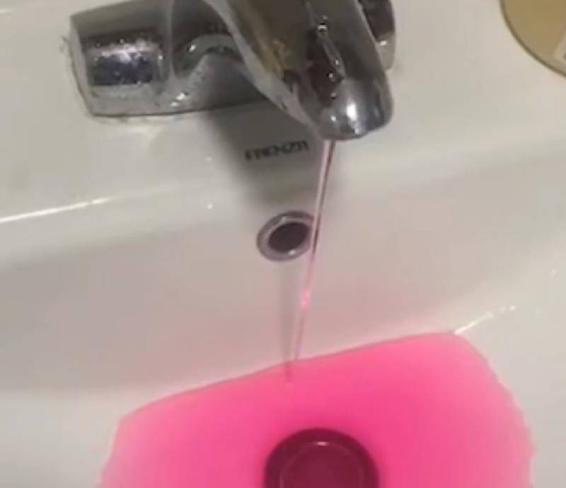 自来水管流出红色液体。