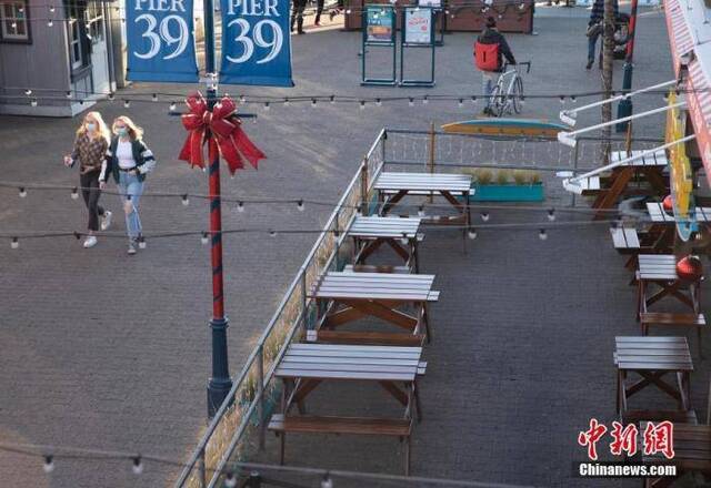当地时间12月7日，美国加州旧金山渔人码头一家餐厅停止提供户外就餐服务。中新社记者刘关关摄