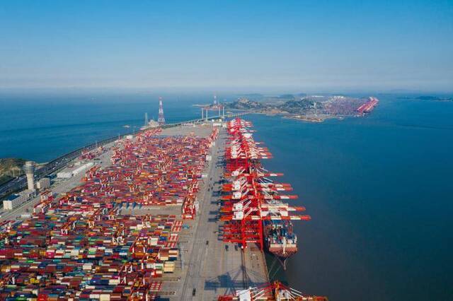 上海唯一深水港今天开港15年，已吞吐中转了近2亿个集装箱