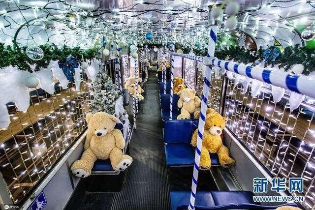当地时间12月9日，克罗地亚奥西耶克，为了迎接圣诞节，当地电车内外都被装饰一新，并在车上的座位摆放泰迪熊玩偶。（图片来源：东方IC）