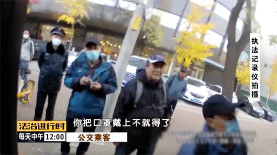 北京一公交车上，女子拒戴口罩还抓伤民警，刑拘了！