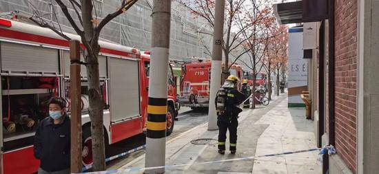 上海地铁12号线南京西路站外地下室仓库起火，浓烟灌进站厅