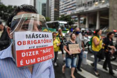 （图说：巴西圣保罗街头对防疫措施的抗议活动）