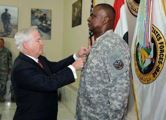 ·2010年，时任美国防长罗伯特·盖茨（左）为奥斯汀亲授四星上将军衔。