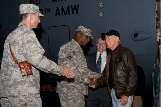 ·2011年，时任副总统的拜登与驻伊美军最高指挥官奥斯汀握手。