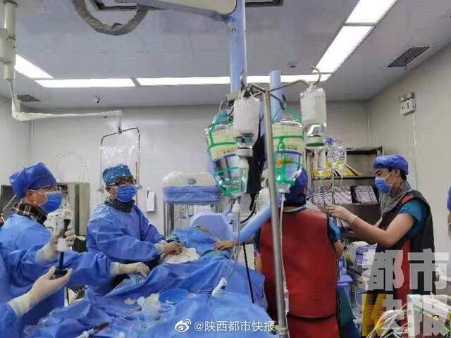 6旬老人突发心梗 7名医护接力按压心脏7000余次实施抢救