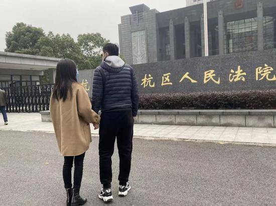 ▲12月11日，吴思琪与男友去杭州市余杭区人民法院补充递交材料。受访者供图