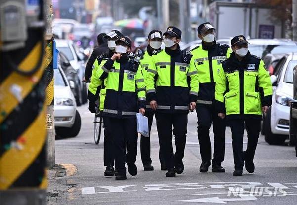 警察在安山市进行巡逻（纽西斯通讯社）