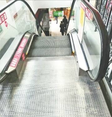 事发超市扶梯的安全提示。记者夏晶摄